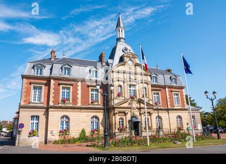 Rathaus von Cabourg, Basse-Normandie, Frankreich. Juli 2019. Schöne europäische französische Architektur, roter und weißer Stein. Weitwinkelschuss dieses prächtigen Stockfoto