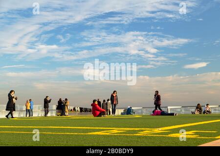 Menschen auf dem Dach des Shibuya Scramble Square, Shibuya, Tokio, Japan Stockfoto