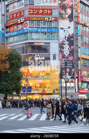 Menschen, die Shibuya Crossing, Shibuya, Tokio, Japan überqueren Stockfoto