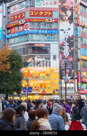Menschen, die Shibuya Crossing, Shibuya, Tokio, Japan überqueren Stockfoto