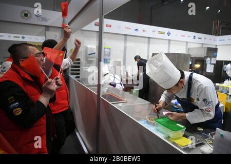 Stuttgart, Deutschland. Februar 2020. Mitglieder der chinesischen Nationalmannschaft jubeln auf, dass ihre Teamkollegen im "Restaurant der Nationen", einem 3-Gänge-Abendessen, während der 25. IKA/Kulinarischen Olympiade in Stuttgart, 18. Februar 2020, gegeneinander antreten. Das chinesische kulinarische Nationalteam, das die orientalischen Merkmale und Nachhaltigkeit hervorhebt, gewann bei der 25. IKA/Kulinarischen Olympiade, dem weltbesten kulinarischen Wettbewerb, der hier am Mittwoch geschlossen wurde, eine Goldmedaille in "Live Carving". Credit: Lu Yang/Xinhua/Alamy Live News Stockfoto