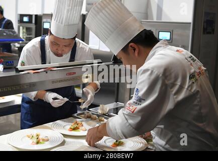 Stuttgart, Deutschland. Februar 2020. Chinas kulinarisches Nationalteam tritt im "Restaurant der Nationen", einem 3-Gänge-Dinner-Spiel, während der 25. IKA/Kulinarischen Olympiade in Stuttgart am 18. Februar 2020 an. Das chinesische kulinarische Nationalteam, das die orientalischen Merkmale und Nachhaltigkeit hervorhebt, gewann bei der 25. IKA/Kulinarischen Olympiade, dem weltbesten kulinarischen Wettbewerb, der hier am Mittwoch geschlossen wurde, eine Goldmedaille in "Live Carving". Credit: Lu Yang/Xinhua/Alamy Live News Stockfoto