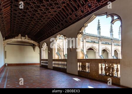 Toledo, Spanien - Dezember 6, 2019: Der Kreuzgang des Klosters San Juan de los Reyes Stockfoto