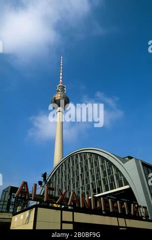 DEUTSCHLAND, BERLIN, ALEXANDERPLATZ MIT FERNSEHTURM UND BAHNHOF Stockfoto