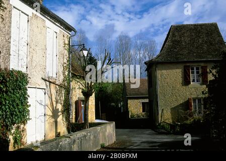 FRANKREICH, TAL DER DORDOGNE, DORF TREMOLAT, STRASSENSZENE Stockfoto