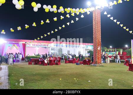 Mahendergarh, Haryana / Indien - Dez 01 2019: Hochzeit in Indien. Hochzeitslocation und Bühne traditionell für eine hinduistische Hochzeit dekoriert. Stockfoto