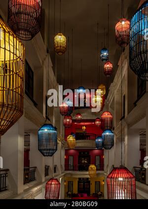 Bangkok, Thailand - 16. Februar 2020: Traditionelle chinesische Bamboo Hanging Laternen Handgefertigte Birdcage und Glühbirne. Laterne - Alte Lampe. Das Innere asiens Stockfoto