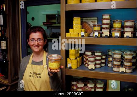 FRANKREICH, DORDOGNE-TAL, DORF TREMOLAT, FRAU MIT GÄNSELEBER DE CANARD (ENTENPATE) Stockfoto