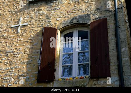 FRANKREICH, TAL DER DORDOGNE, DORF TREMOLAT, STRASSENSZENE, FENSTER Stockfoto