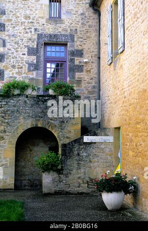 FRANKREICH, TAL DER DORDOGNE, DORF TREMOLAT, STRASSENSZENE Stockfoto