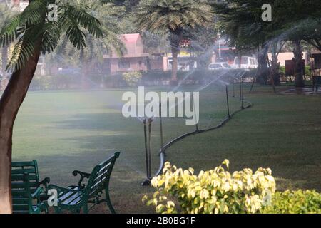 Bewässerung der grünen Wiese im Park. Indien, Haryana Stockfoto