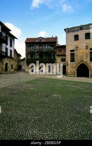 SPANIEN, IN DER NÄHE VON SANTANDER, PARADOR SANTILLANA DEL MAR, HAUPTPLATZ Stockfoto