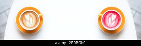 Banner aus Cappuccino mit mattem Schaum und roter Latte, gelbe Kaffeetassen sind auf dem weißen Hintergrund. Flacher Laienstil. Kopierbereich. Stockfoto