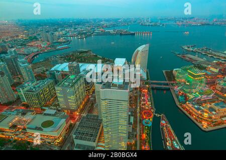 Panoramablick auf die Wolkenkratzer im Yokohama-Stadtbild und die Skyline von Yokohama im Hafenviertel Minato Mirai über den Hafen, um von der Aussicht zu weichen Stockfoto