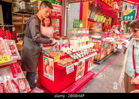 Yokohama, Japan - 21. April 2017: Chinesische Lebensmittelhändler auf der Seite von Yokohama Chinatown, deren Hauptattraktion die chinesische Küche ist. Stockfoto