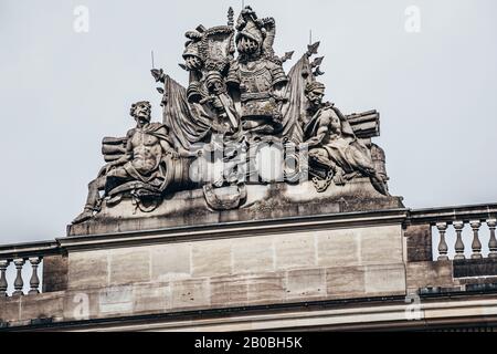 Zeughaus oder Alte Arsenal-Dachskulptur, blauer Himmel. Deutsches Historisches Museum oder Deutsches Historisches Museum, DHM, Museum in Berlin, Deutschland gewidmet Stockfoto