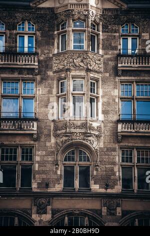 Berlin/Deutschland - 13. Mai 2019: Klassische Architektur aus dem 18. Bis 19. Jahrhundert an Berliner Straßen, bewölkter Sommertag, Sehenswürdigkeiten Stockfoto
