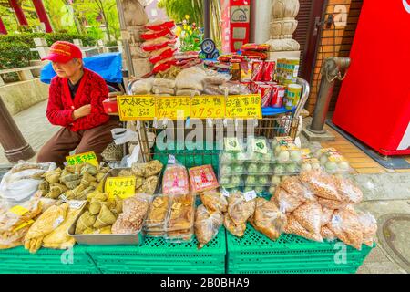 Yokohama, Japan - 21. April 2017: Chinesische Restaurantstraße mit vielen stehenden Hinweisschildern, Getränkeautomaten und Lebensmittelgeschäften in Yokohama Stockfoto