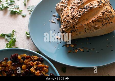 Gepflastertes Brot mit Sesamsamen auf einem blauen Teller Stockfoto