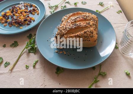 Gepflastertes Brot auf blauem Teller. Horizontale Ansicht Stockfoto