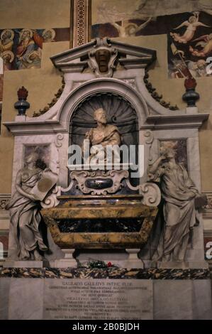 ITALIEN, FLORENZ, KIRCHE SANTA CROCE, INNENEINRICHTUNG, DENKMAL FÜR GALILEO GALILEI Stockfoto