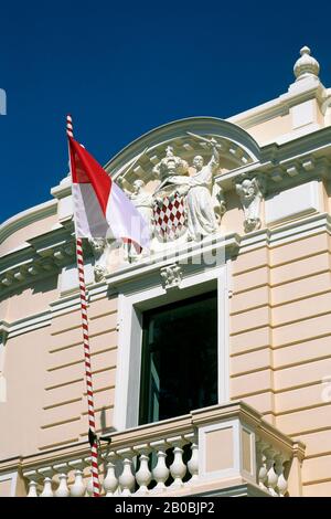 MONACO, MONTE CARLO, CREST UND FLAGGE Stockfoto