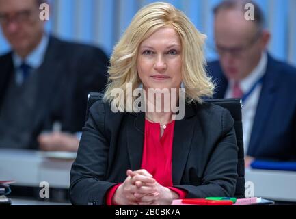 29. Januar 2020, Mecklenburg-Vorpommern, Schwerin: Manuela Schwesig (SPD), die Ministerpräsidentin von Mecklenburg-Vorpommern, im Landtag Mecklenburg-Vorpommern. Foto: Jens Büttner / dpa-Zentralbild / ZB Stockfoto