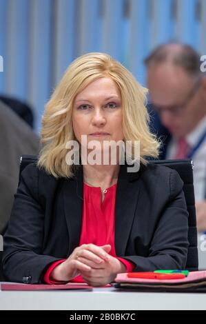 29. Januar 2020, Mecklenburg-Vorpommern, Schwerin: Manuela Schwesig (SPD), die Ministerpräsidentin von Mecklenburg-Vorpommern, im Landtag Mecklenburg-Vorpommern. Foto: Jens Büttner / dpa-Zentralbild / ZB Stockfoto