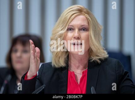 29. Januar 2020, Mecklenburg-Vorpommern, Schwerin: Manuela Schwesig (SPD), die Ministerpräsidentin von Mecklenburg-Vorpommern, im Landtag Mecklenburg-Vorpommern. Foto: Jens Büttner / dpa-Zentralbild / ZB Stockfoto