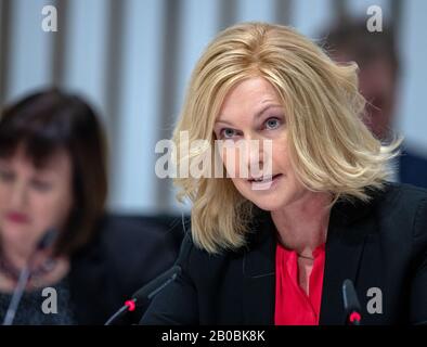 29. Januar 2020, Mecklenburg-Vorpommern, Schwerin: Manuela Schwesig (SPD), die Ministerpräsidentin von Mecklenburg-Vorpommern, im Landtag Mecklenburg-Vorpommern. Foto: Jens Büttner / dpa-Zentralbild / ZB Stockfoto