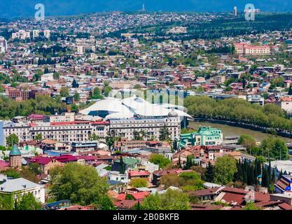 Panoramablick auf die Stadt Tiflis von Sololaki Hil, Altstadt und moderner Architektur. Halle Des Öffentlichen Dienstes. Georgien Stockfoto