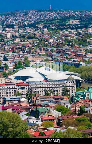 Panoramablick auf die Stadt Tiflis von Sololaki Hil, Altstadt und moderner Architektur. Halle Des Öffentlichen Dienstes. Georgien Stockfoto