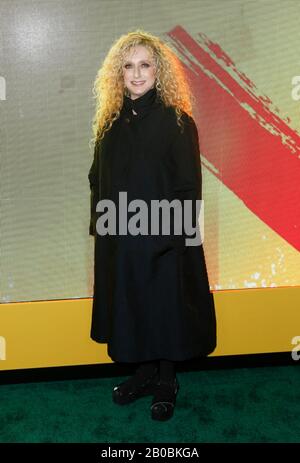 Los Angeles, USA. Feb. 2020. Carol Kane Walking the Red teppich at the Premiere of Amazon Prime Video's "Hunters" Held at DGA Theatre on February 19, 2020 in Los Angeles, Kalifornien USA (Foto von Parisa Afshahi/Sipa USA) Credit: SIPA USA/Alamy Live News Stockfoto