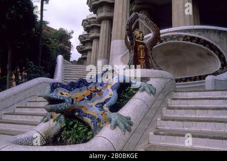 SPANIEN, BARCELONA, PARK GUELL, DIE WICHTIGSTEN SCHRITTE, DRACHENSTATUE Stockfoto