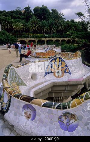 SPANIEN, BARCELONA, PARK GUELL, GEWELLTE BANK Stockfoto