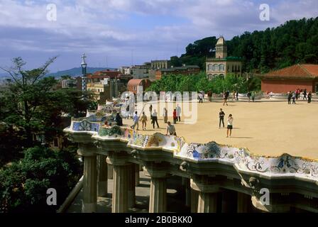 SPANIEN, BARCELONA, PARK GUELL, GEWELLTE BANK, RAUM MIT EINHUNDERT SÄULEN Stockfoto