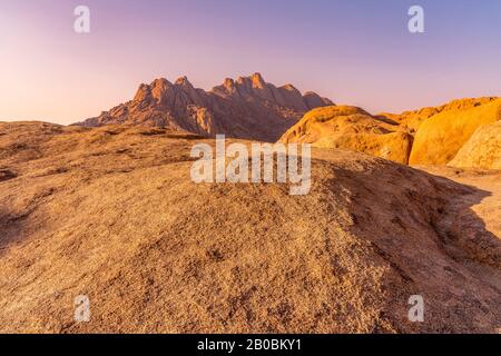 Die Pondoks in der Nähe des Spitzkope-Berges in Namibia in Afrika. Stockfoto