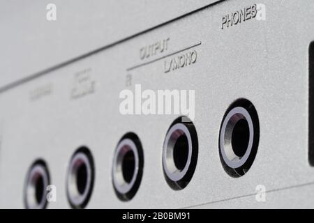 Nahaufnahme der Ausgangsbuchsen des Telefonanschlusses an einem Audiogerät. Musik, Audio, Hi-Fi, Konnektivität und Tonwiedergabe. Stockfoto