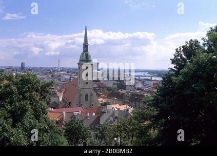 SLOWAKEI, BRATISLAVA, ÜBERSICHT VON SCHLOSS, ST. MARTINS KATHEDRALE Stockfoto