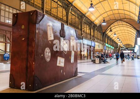 Wroclaw, POLEN - 16. NOVEMBER 2019: Riesiger Koffer im Saal des Hauptbahnhofs Wroclaw Glowny. Stockfoto