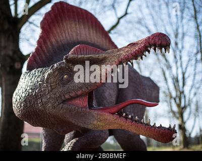 Lubin, POLEN - 8. FEBRUAR 2020 - Realistisches Modell des Dinosaurier-Spinosaurus im Park Wroclawski. Park ist eine bekannte Touristenattraktion für Kinder in t Stockfoto