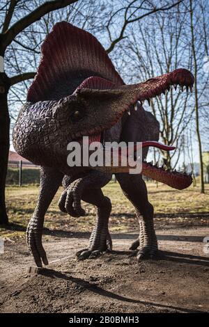 Lubin, POLEN - 8. FEBRUAR 2020 - Realistisches Modell des Dinosaurier-Spinosaurus im Park Wroclawski. Park ist eine bekannte Touristenattraktion für Kinder in t Stockfoto