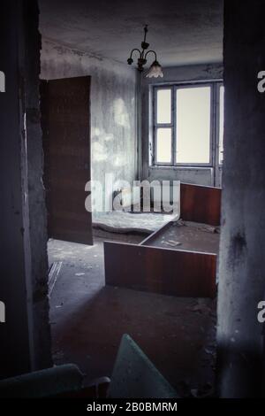 In einem verlassenen Gebäude in Pripyat, in der Sperrzone von Tschernobyl in der heutigen Ukraine. Stockfoto