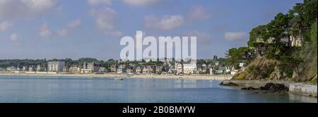 Blick auf den Badeort mit Strand, Saint-Cast-le-Guildo, Appartement Cotes-d'Armor, Frankreich Stockfoto