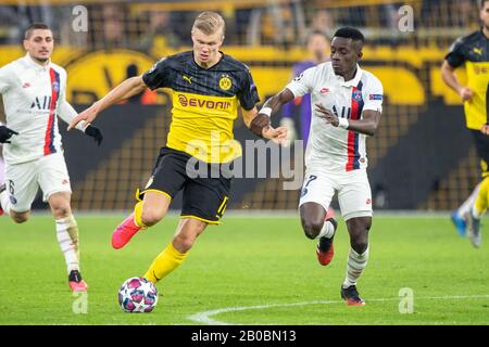 Dortmund, Deutschland. Feb. 2020. Erling HAALAND (links, DO) gegen Idrissa GUEYE (PSG), Action, Duels, Fußball Champions League, Runde 16, Borussia Dortmund (DO) - Paris St. Germain (PSG) 2: 1, am 18.02.2020 in Dortmund/Deutschland, Â Nutzung Worldwide Credit: Dpa/Alamy Live News Stockfoto