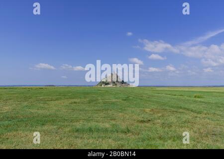 Blick über die Salzwiesen zum Mont-Saint-Michel, Departement Ille-et-Vilaine, Frankreich Stockfoto