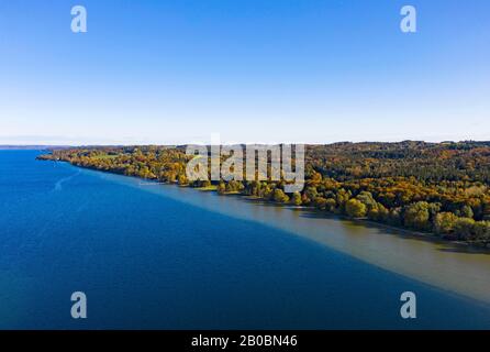 Herbststimmung am Starnberger See bei Ambach, Ostufer, Luftbild, Fuenfseenland, Oberbayern, Bayern, Deutschland Stockfoto