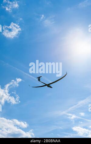 Gleiten Sie kurz vor der Landung in einem bewölkten Himmel, Deutschland Stockfoto