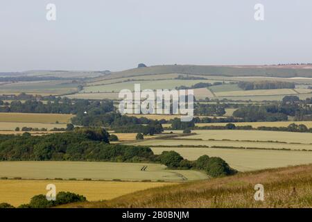 Blick über die Feldarbeit zum Eisen-Age-Hügel Fort Liddington Castle, Wiltshire, England, Großbritannien Stockfoto