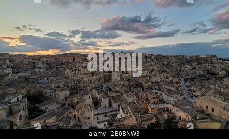 Matera, italien, großer Landschaftsblick über die alte felsige Stadt bei Sonnenuntergang, basilikata Stockfoto